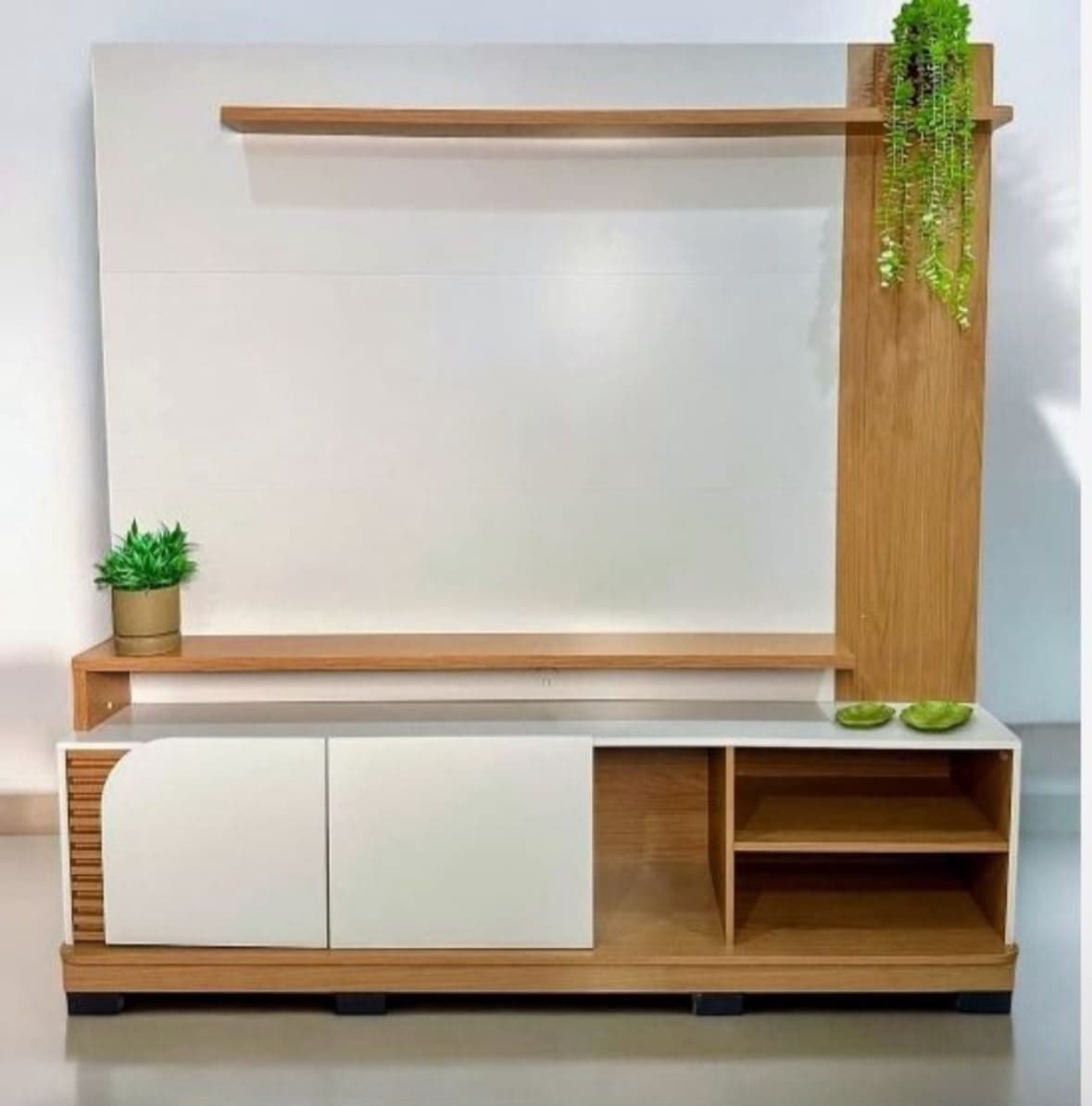 Painel e rack para televisão em branco e madeira